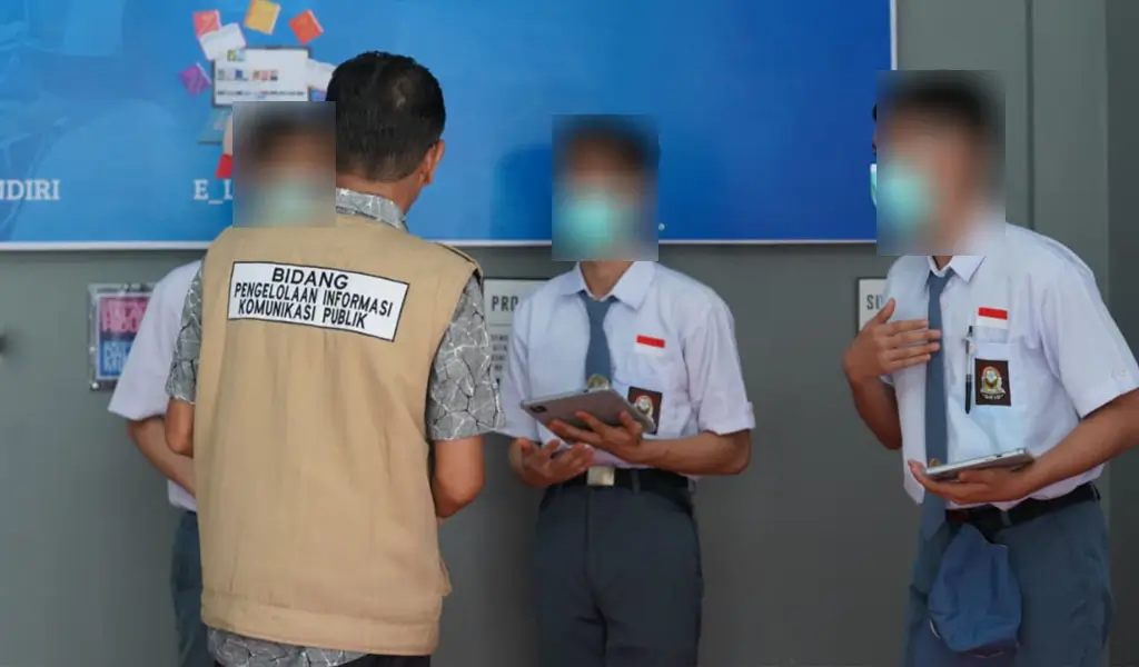 Sejumlah warga binaan khusus anak memanfaatkan fasilitas wifi gratis yang diadakan Pemkot Palu di LKPA Palu, Kamis (5/2/2026). (©PIKP Diskominfosantik Palu)