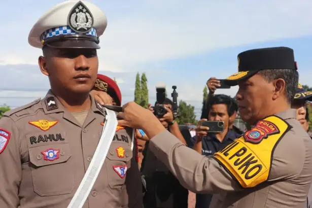 Wakapolda Brigjen Pol Dr Helmi Kwarta Kusuma Putra Rauf menyematkan pita kepada personel menandai dimualian Operasi Keselamatan Tinombala 2026 di Mapolda Sulteng, Senin (2/2/2026). (©Humas Polda Sulteng)