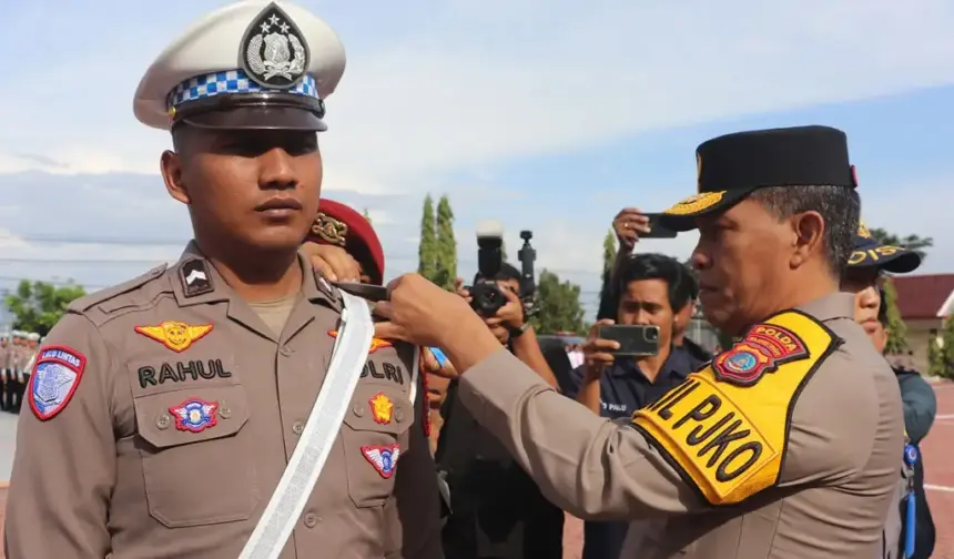 Wakapolda Brigjen Pol Dr Helmi Kwarta Kusuma Putra Rauf menyematkan pita kepada personel menandai dimualian Operasi Keselamatan Tinombala 2026 di Mapolda Sulteng, Senin (2/2/2026). (©Humas Polda Sulteng)