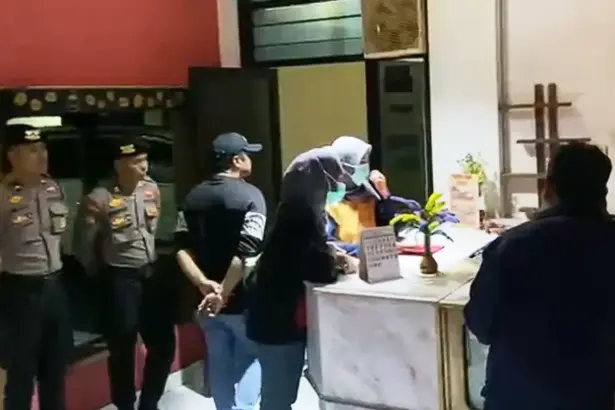 Razia di salah satu penginapan di Kota Palu, Jumat (20/2/2026). (©Humas Polda Sulteng)