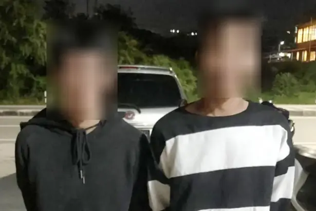 Tersangka IL (30) dan UR (21) di Ditresnarkoba Polda Sulteng, Rabu (4/2/2026). (©Ditresnarkoba Polda Sulteng)