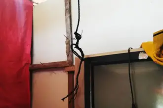 Gantungan tali tempat ditemukannya KA di Desa Siniu, Parimo, Sabtu (14/2/2026). (©Humas Polres Parimo)