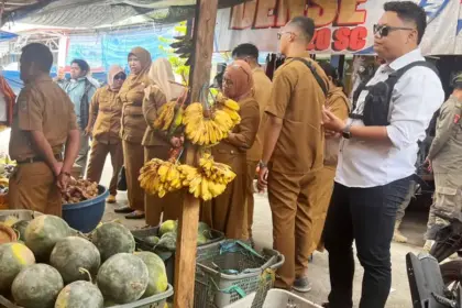 Sidak banhan pangan di pasar tradisional di Parimo, Senin (23/2/2026). (©Polres Parimo)
