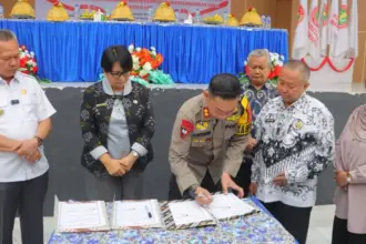 Kapolres Sigi AKBP Kari Amsah Ritongan meneken Mou Perlindungan Hukum bagi guru dan anak disaksikan Bupati Sigi Muh Rizal Intjenae di Sigi, Sabtu (7/2/2026). (©Humas Polres Sigi)