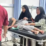 Isra Nurhalisa mendapat penanganan medis setelah diserang orang tak dikenal di rumahnya pada Minggu (22/2/2026). (©Irma)