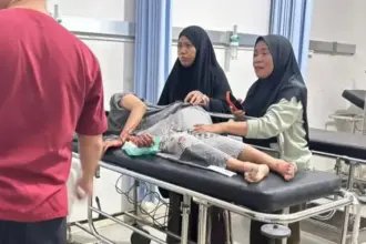 Isra Nurhalisa mendapat penanganan medis setelah diserang orang tak dikenal di rumahnya pada Minggu (22/2/2026). (©Irma)