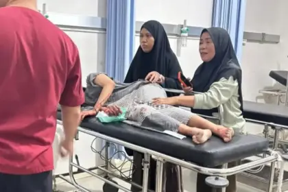 Isra Nurhalisa mendapat penanganan medis setelah diserang orang tak dikenal di rumahnya pada Minggu (22/2/2026). (©Irma)