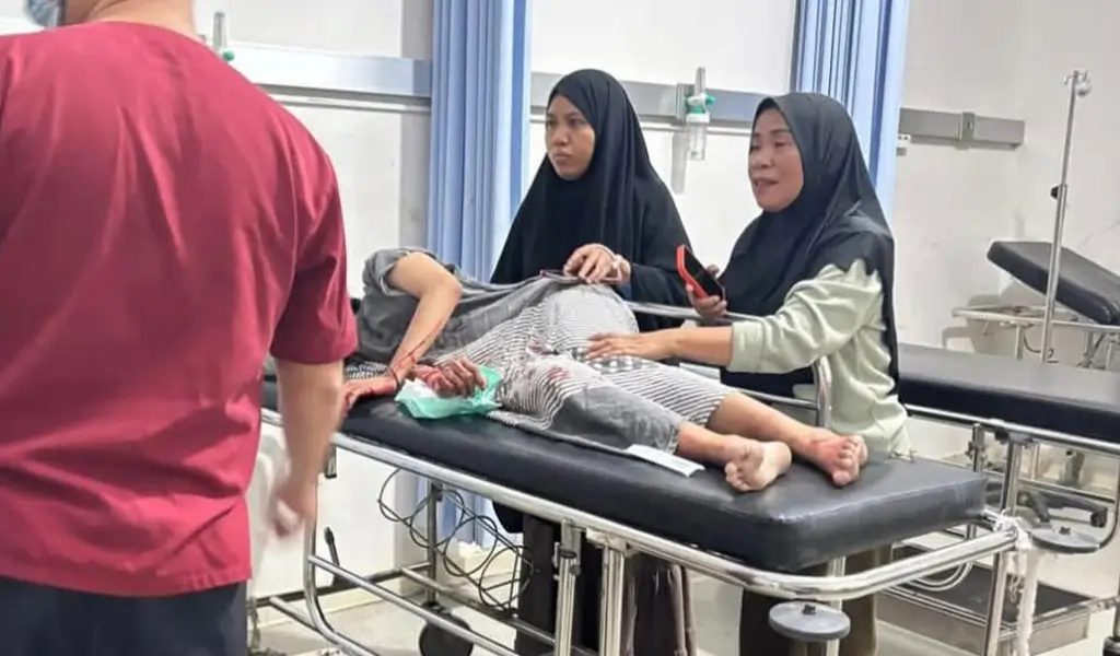 Isra Nurhalisa mendapat penanganan medis setelah diserang orang tak dikenal di rumahnya pada Minggu (22/2/2026). (©Irma)