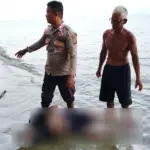 Polisi bersama warga mengevakuasi jenazah seorang lansi yang ditemukan mengapung di Pantai Dimpalon Baru, Banggai, Jumat (20/2/2026). (©Humas Polres Banggai)