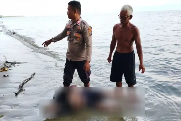 Polisi bersama warga mengevakuasi jenazah seorang lansi yang ditemukan mengapung di Pantai Dimpalon Baru, Banggai, Jumat (20/2/2026). (©Humas Polres Banggai)
