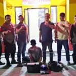Tersangka GS (tengah) di Mapolsek Palu Barat, Sabtu (7/2/20267). (©Humas Polresta Palu)