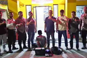 Tersangka GS (tengah) di Mapolsek Palu Barat, Sabtu (7/2/20267). (©Humas Polresta Palu)