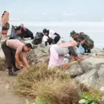 Personel gabungan aksi bersih-bersig di Pantai Kampung Nelayan, Palu, Jumat (13/2/2026). (©Humas Polresta Palu)