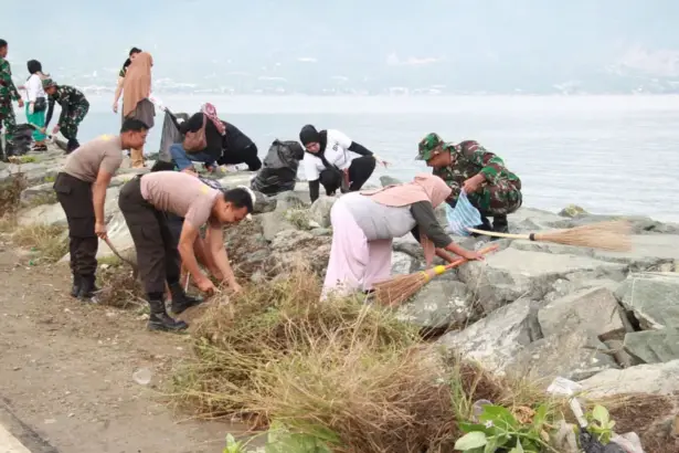 Personel gabungan aksi bersih-bersig di Pantai Kampung Nelayan, Palu, Jumat (13/2/2026). (©Humas Polresta Palu)