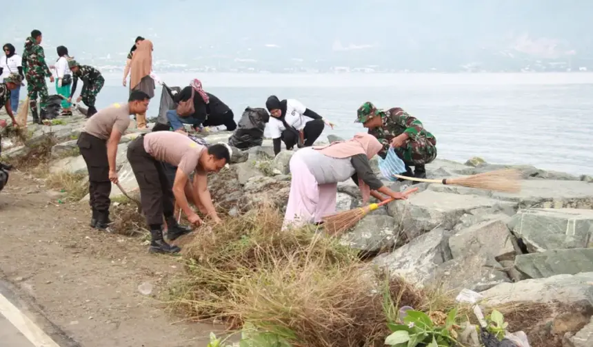 Personel gabungan aksi bersih-bersig di Pantai Kampung Nelayan, Palu, Jumat (13/2/2026). (©Humas Polresta Palu)
