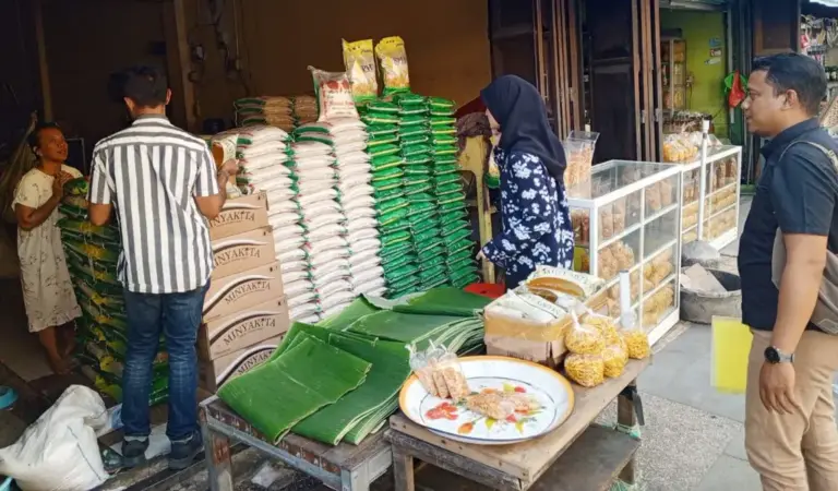 Satgas Pangan Polresta Palu pada pengecekan harga dan ketersediaan sembako di pasar, Minggu (15/2/2026). (©Humas Polresta Palu)