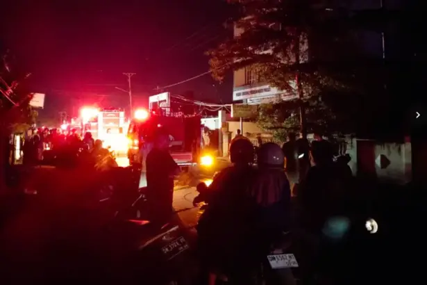 Kebakaran di Birobuli Utara yang menghanguskan dua unit rumah, Senn (9/2/2026) malam. (©HUmas Polresta Palu)