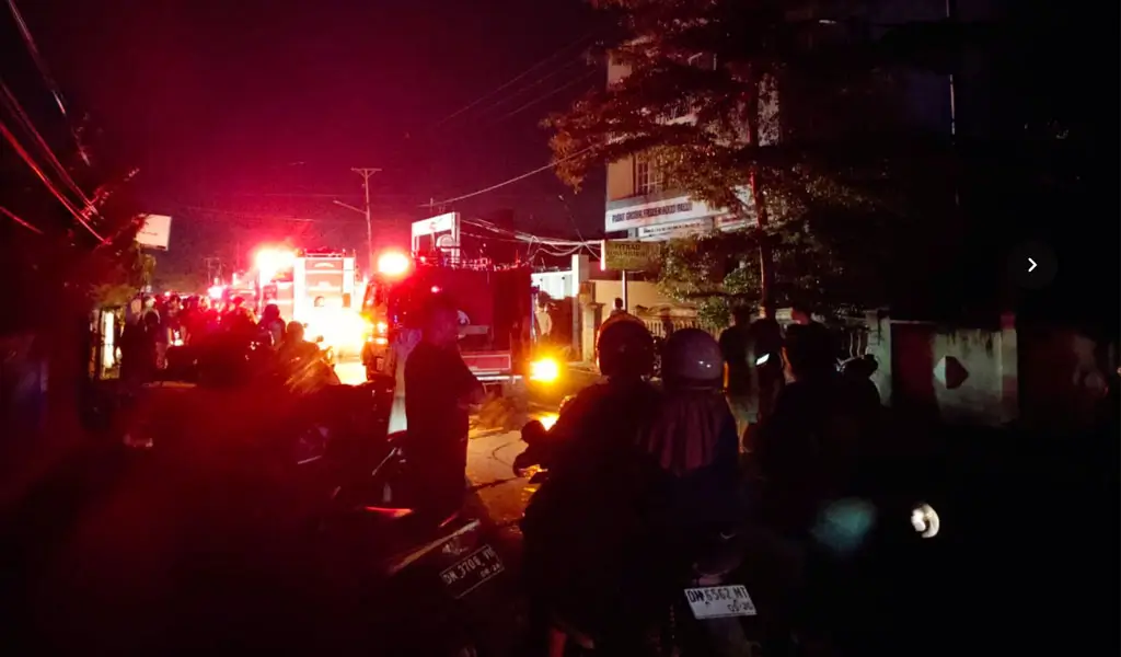 Kebakaran di Birobuli Utara yang menghanguskan dua unit rumah, Senn (9/2/2026) malam. (©HUmas Polresta Palu)