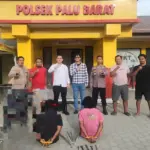 A dan C, tersangka pencurian besi tower bersama barang bukti di Mapolsek Palu Barat, Kamis (19/2/20206). (©Humas Polresta Palu)