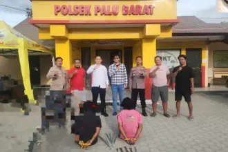 A dan C, tersangka pencurian besi tower bersama barang bukti di Mapolsek Palu Barat, Kamis (19/2/20206). (©Humas Polresta Palu)