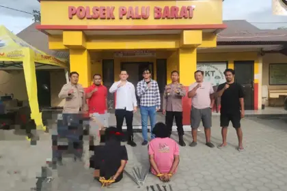 A dan C, tersangka pencurian besi tower bersama barang bukti di Mapolsek Palu Barat, Kamis (19/2/20206). (©Humas Polresta Palu)