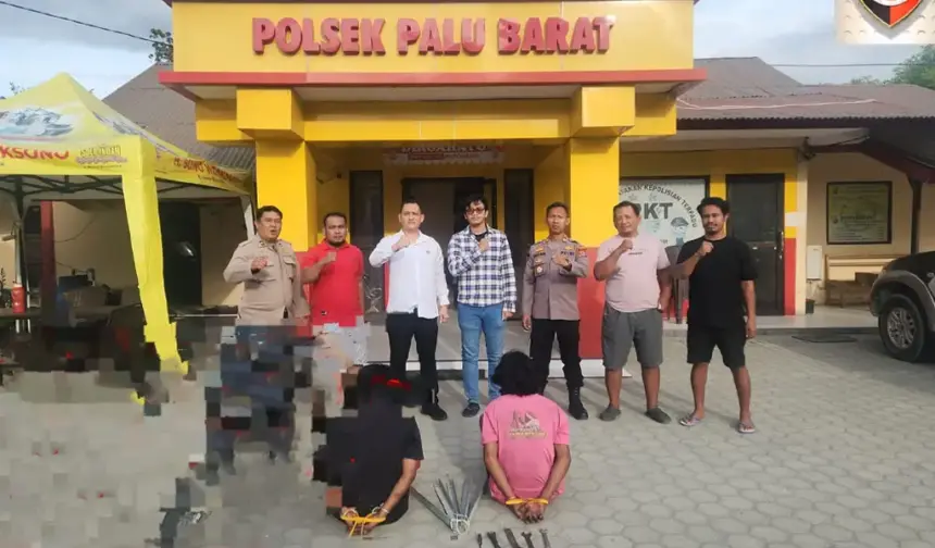 A dan C, tersangka pencurian besi tower bersama barang bukti di Mapolsek Palu Barat, Kamis (19/2/20206). (©Humas Polresta Palu)