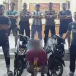 Tersangka SPN (tengah jongkok) bersama barang bukti yang berhasil diamankan di Mapolsek Tawaili, Rabu (18/2/2026). (©Humas Polersta Palu)
