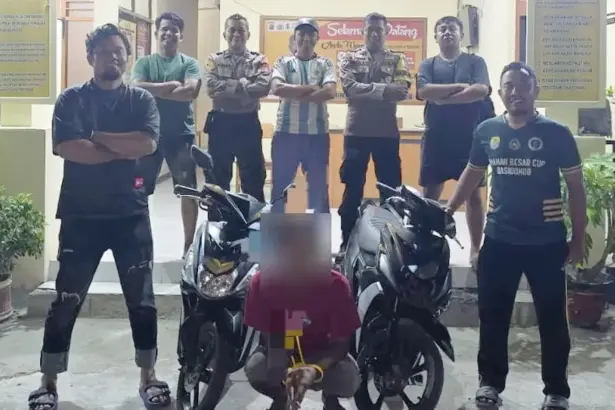 Tersangka SPN (tengah jongkok) bersama barang bukti yang berhasil diamankan di Mapolsek Tawaili, Rabu (18/2/2026). (©Humas Polersta Palu)