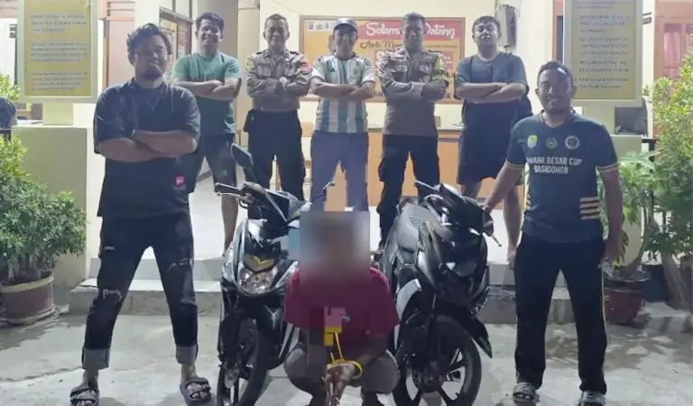 Tersangka SPN (tengah jongkok) bersama barang bukti yang berhasil diamankan di Mapolsek Tawaili, Rabu (18/2/2026). (©Humas Polersta Palu)