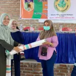 Penyerahan karung sampah dari ROA Sulteng ke pengelolan Bank Sampah Kabelota Pasinggani di Poboya, Kamis (12/2/2026). (©ROA Sulteng)