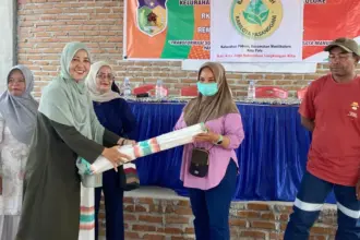 Penyerahan karung sampah dari ROA Sulteng ke pengelolan Bank Sampah Kabelota Pasinggani di Poboya, Kamis (12/2/2026). (©ROA Sulteng)