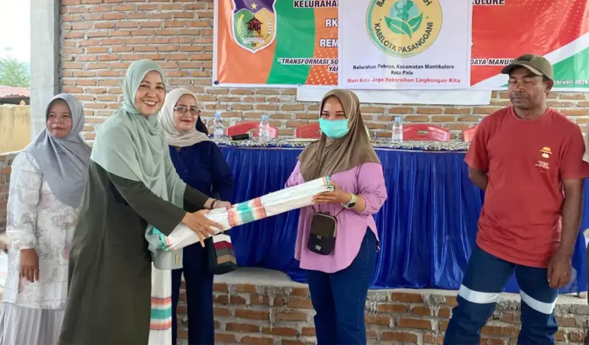 Penyerahan karung sampah dari ROA Sulteng ke pengelolan Bank Sampah Kabelota Pasinggani di Poboya, Kamis (12/2/2026). (©ROA Sulteng)