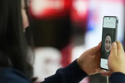 Ilustrasi warga melakukan registrasi dengan face recognition dalam program Semantik Telkomsel. (©Telkomsel)