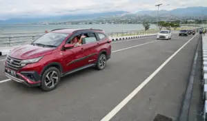 Melintas Perdana di Jembatan Palu IV