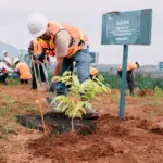 Sejumlah aparat pemerintah desa dan kecamatan menanam pohon pada Mining Tour yang digelar PT Vale Indonesia, Rabu (11/2/2026). (©PT Vale Indonesia)