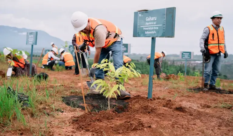 Sejumlah aparat pemerintah desa dan kecamatan menanam pohon pada Mining Tour yang digelar PT Vale Indonesia, Rabu (11/2/2026). (©PT Vale Indonesia)