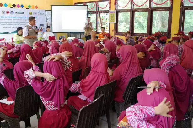Suasana sosialisasi tanggap bencana kepada siswa SD oleh PT Vale Indonesia dan BPBD Morowali, di Morowali, Kamis (5/2/2026). (©PT Vale Indonesia)