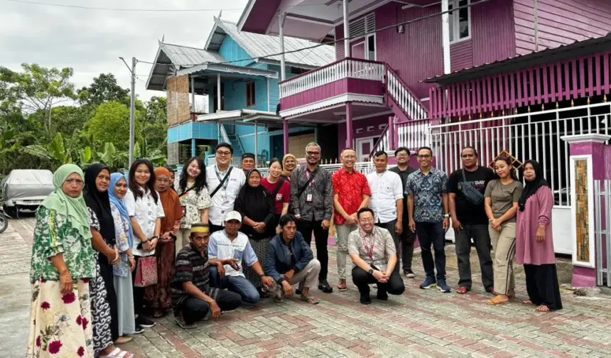 Para penyintas bencana yang menghuni Huntap Mandiri Mamboro berfoto dengan manajemen AirAsia di Hunta Mamboro, Sabtu (7/3/2026). (©Heri)