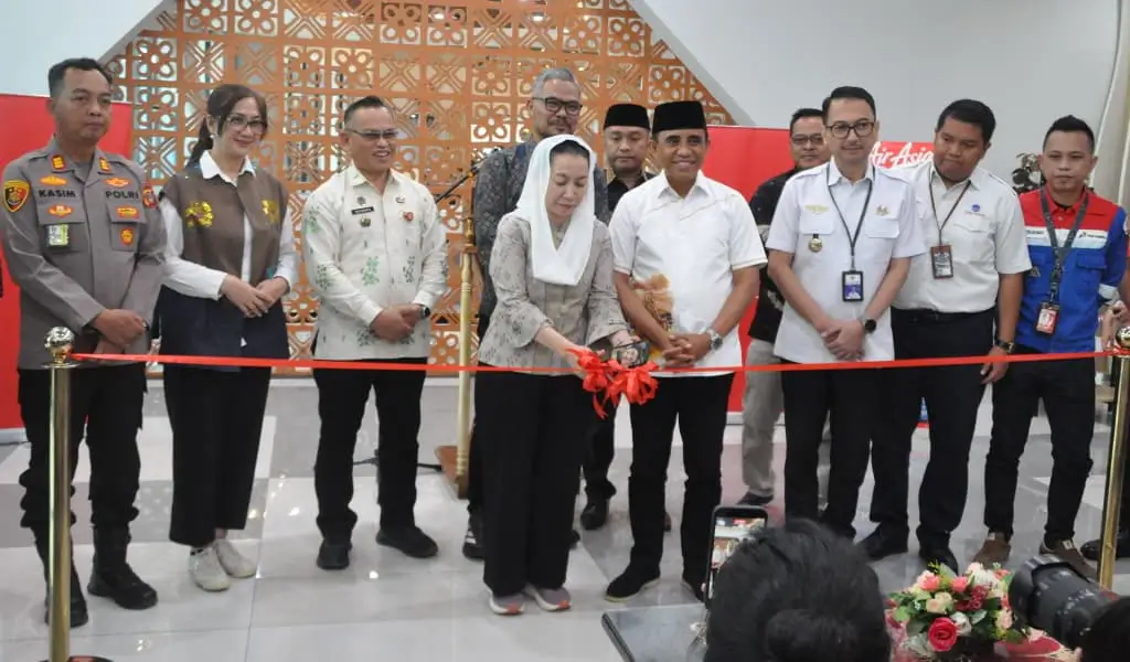 Disaksikan Gubernr Anwar Hafid, Wawali Kota Palu Imelda Lilianan Muhidin menggunting pita menandai peresmian penerbangan AirAsia rute Makassar-Palu di bandara Mutiara SIs Aljufri Palu, Sabtu (7/3/2026). (©Prokopim Setda Kota Palu/Imron)