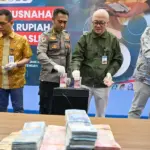 Kepala Perwakilan BI Sulteng Irfan Sukarna (kedua kanan) bersama sejumlah pejabat Sulteng memasukkan uang palsu ke mesin pencacah pada pemusnahan uang rupiah tidak asli di Ruang Kasiromu, BI Sulteng, Kamis (5/3/2026). (©bmzIMAGES/Basri Marzuki)
