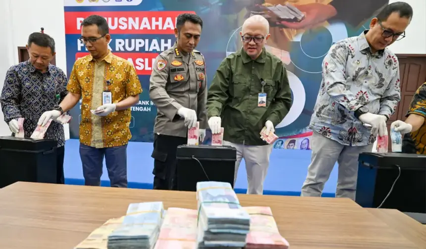 Kepala Perwakilan BI Sulteng Irfan Sukarna (kedua kanan) bersama sejumlah pejabat Sulteng memasukkan uang palsu ke mesin pencacah pada pemusnahan uang rupiah tidak asli di Ruang Kasiromu, BI Sulteng, Kamis (5/3/2026). (©bmzIMAGES/Basri Marzuki)