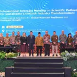 Asisten Direktur Jenderal FAO Thanawat Tiensin, Menteri PPN/Kepala Bappenas Rachmat Pambudy, dan Kepala BRIN Arif Satria beserta perwakilan pemerintah Indonesia dari berbagai kementerian dan lembaga dalam pembukaan International Strategic Meeting on Scientific Pathways for Sustainable Livestock Industry Transformation yang diselenggarakan oleh BRIN dan FAO pada Jumat, 27 Maret 2026 di Jakarta. (©FAO)