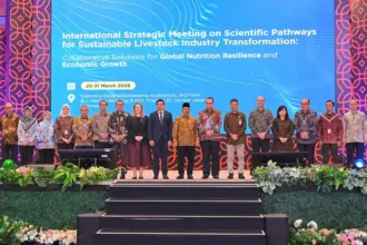 Asisten Direktur Jenderal FAO Thanawat Tiensin, Menteri PPN/Kepala Bappenas Rachmat Pambudy, dan Kepala BRIN Arif Satria beserta perwakilan pemerintah Indonesia dari berbagai kementerian dan lembaga dalam pembukaan International Strategic Meeting on Scientific Pathways for Sustainable Livestock Industry Transformation yang diselenggarakan oleh BRIN dan FAO pada Jumat, 27 Maret 2026 di Jakarta. (©FAO)