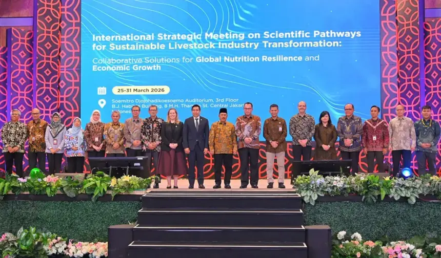 Asisten Direktur Jenderal FAO Thanawat Tiensin, Menteri PPN/Kepala Bappenas Rachmat Pambudy, dan Kepala BRIN Arif Satria beserta perwakilan pemerintah Indonesia dari berbagai kementerian dan lembaga dalam pembukaan International Strategic Meeting on Scientific Pathways for Sustainable Livestock Industry Transformation yang diselenggarakan oleh BRIN dan FAO pada Jumat, 27 Maret 2026 di Jakarta. (©FAO)