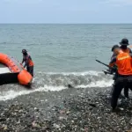 Tim SAR mempersiapkan peralatan untuk pencarian nelayan di Peraida Desa Lanona, Bungku Tengah, Morowali, Minggu (15/3/2026). (©Basarnas Palu)