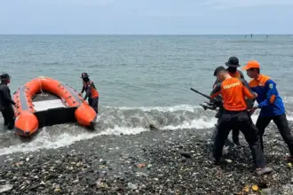 Tim SAR mempersiapkan peralatan untuk pencarian nelayan di Peraida Desa Lanona, Bungku Tengah, Morowali, Minggu (15/3/2026). (©Basarnas Palu)