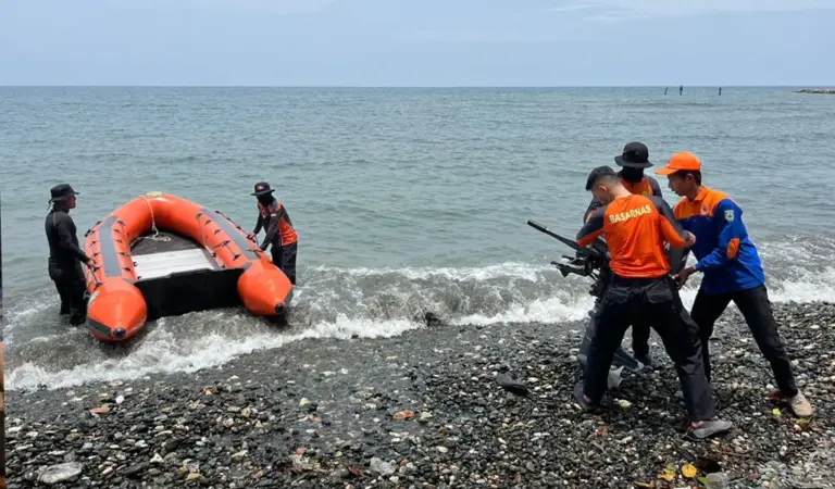 Tim SAR mempersiapkan peralatan untuk pencarian nelayan di Peraida Desa Lanona, Bungku Tengah, Morowali, Minggu (15/3/2026). (©Basarnas Palu)