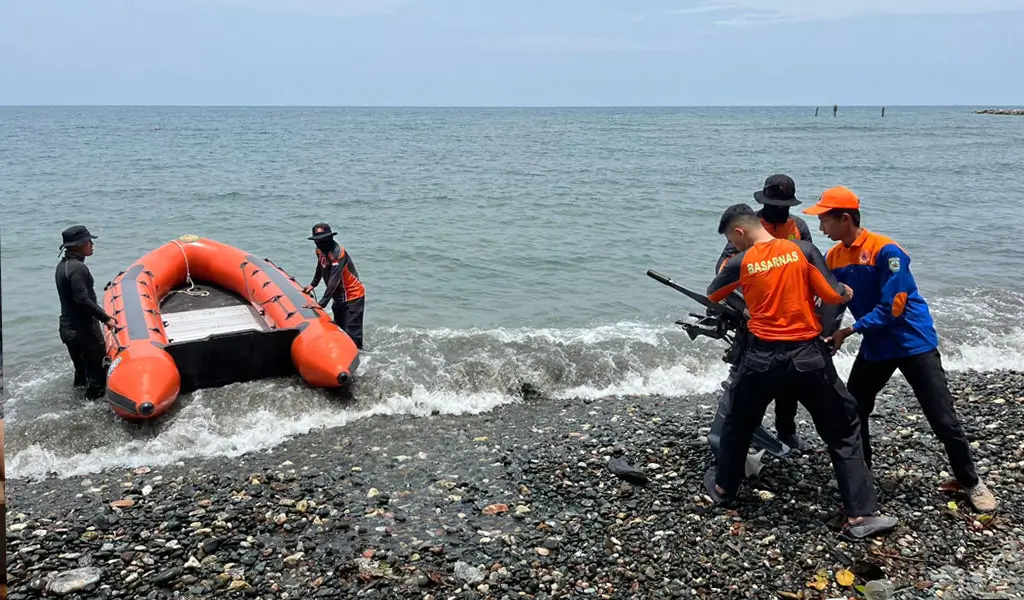 Tim SAR mempersiapkan peralatan untuk pencarian nelayan di Peraida Desa Lanona, Bungku Tengah, Morowali, Minggu (15/3/2026). (©Basarnas Palu)