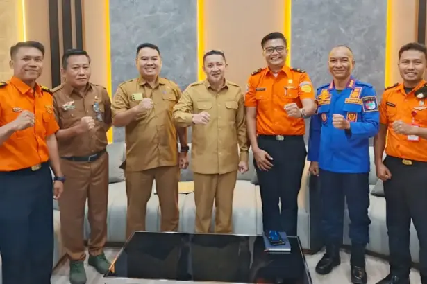 Personel Unit Siaga SAR Ampana usai audiensi dengan Bupati Tojo Unauna, Selasa (3/3/2026). (©Basarnas Palu)