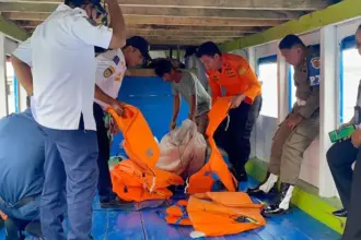 Tim Angkutan Lebaran memeriksa alat keselamatan kapan di Pelabuhan Rakyat Banggai Laut, Kamis (12/3/2026). (©Basarnas Palu)